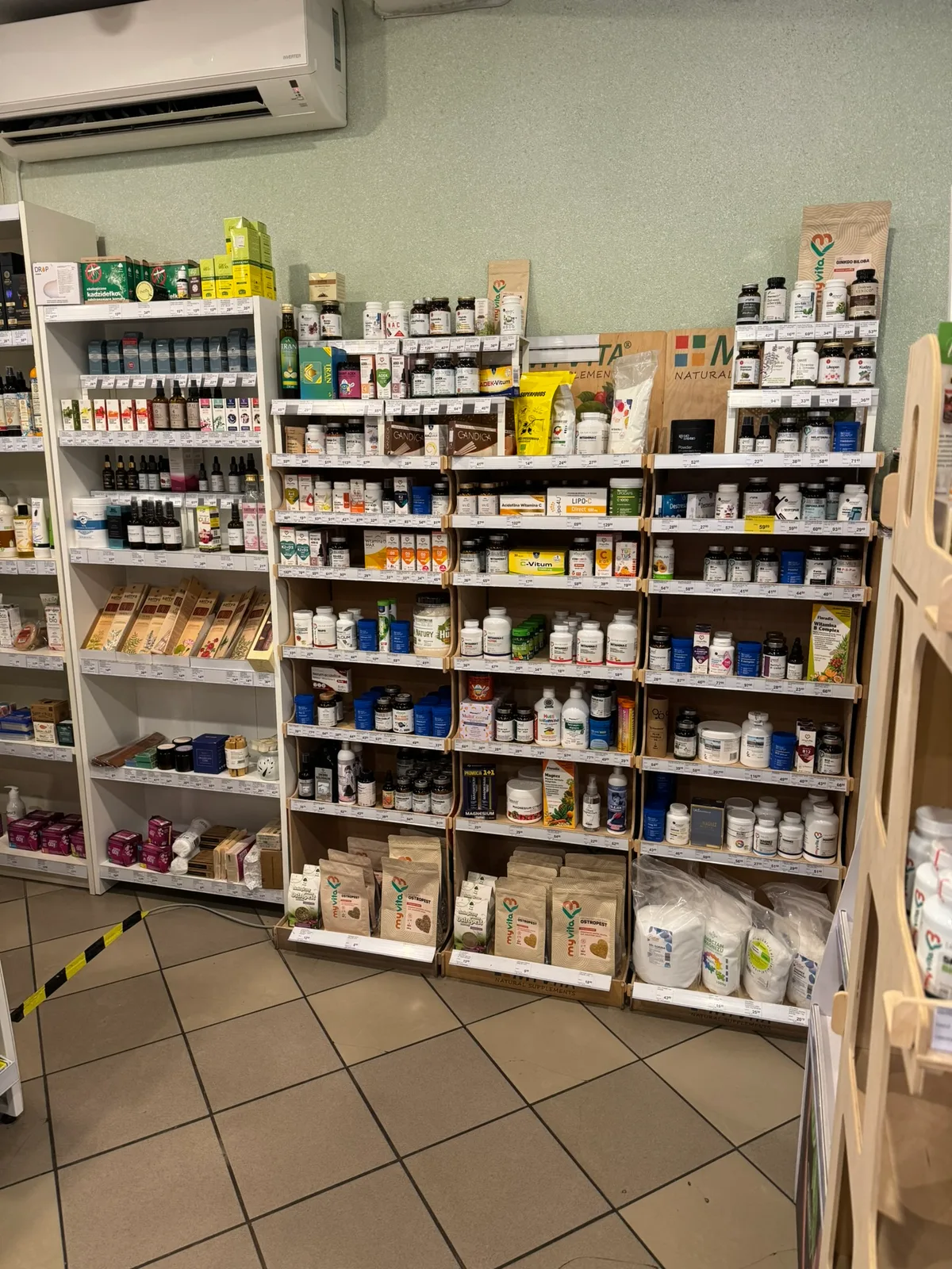Półki z suplementami i superfoods w Zielonych Delikatesach