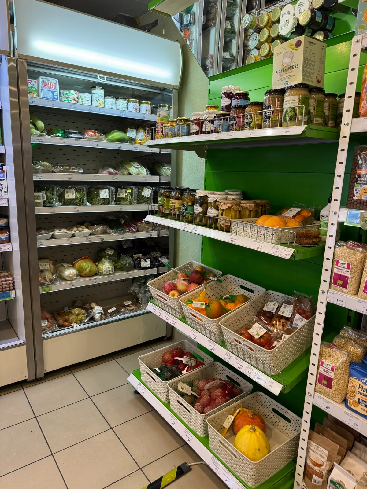 Świeże warzywa i owoce BIO w sklepie