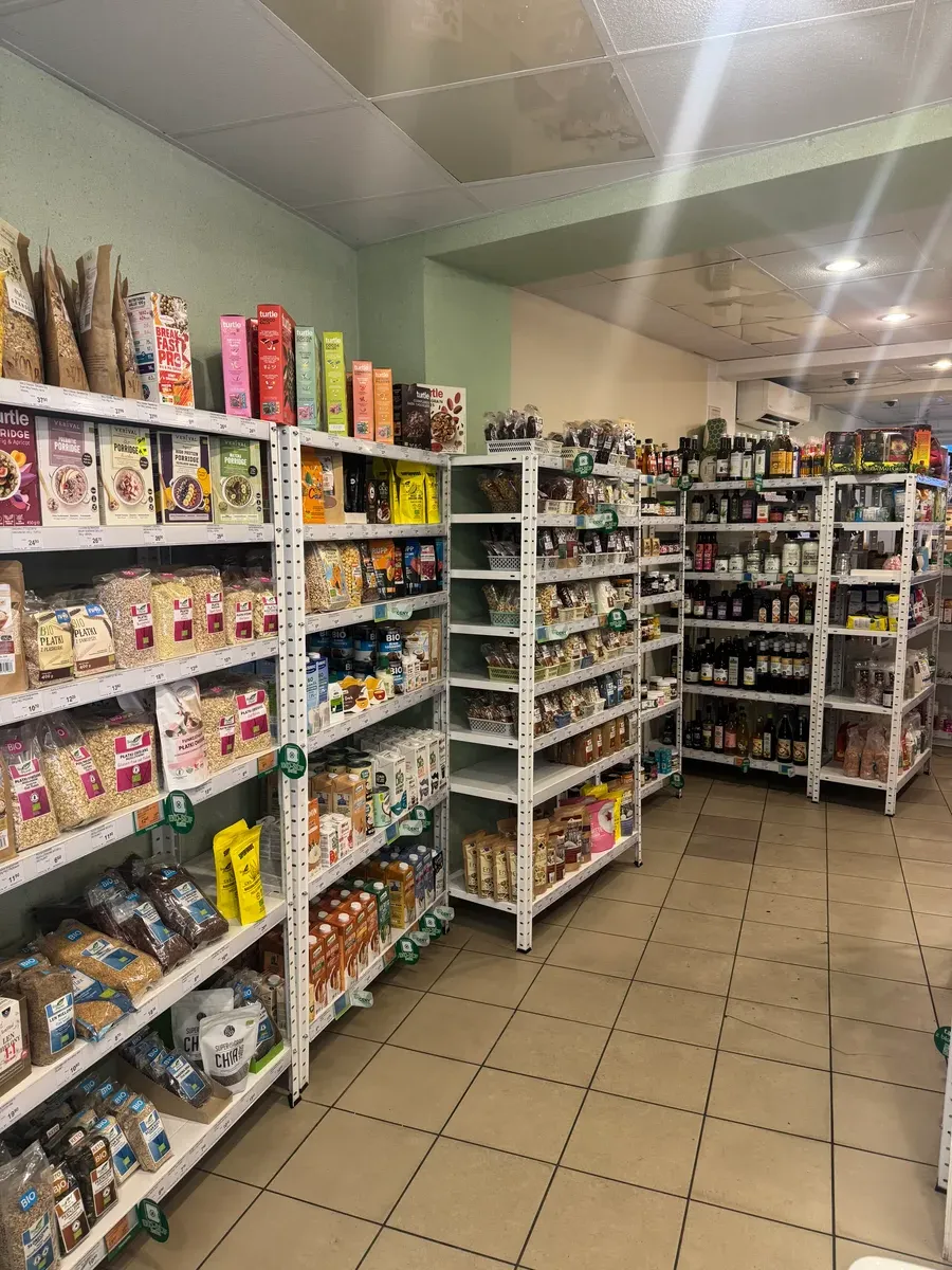 Półki z produktami bezglutenowymi i wegańskimi
